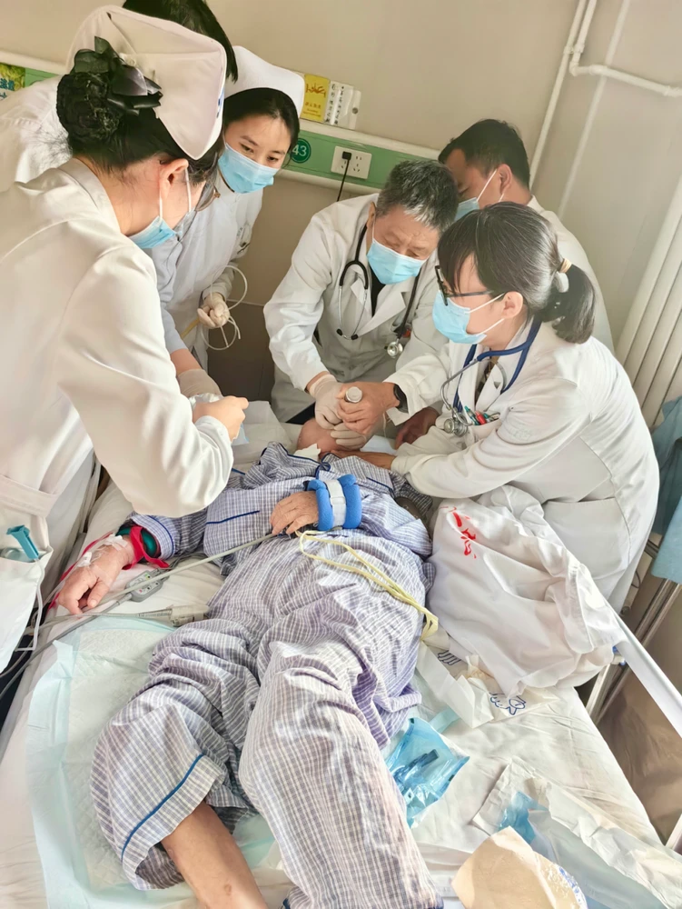 生死时速5分钟！医护团队成功抢救噎食窒息高危患者