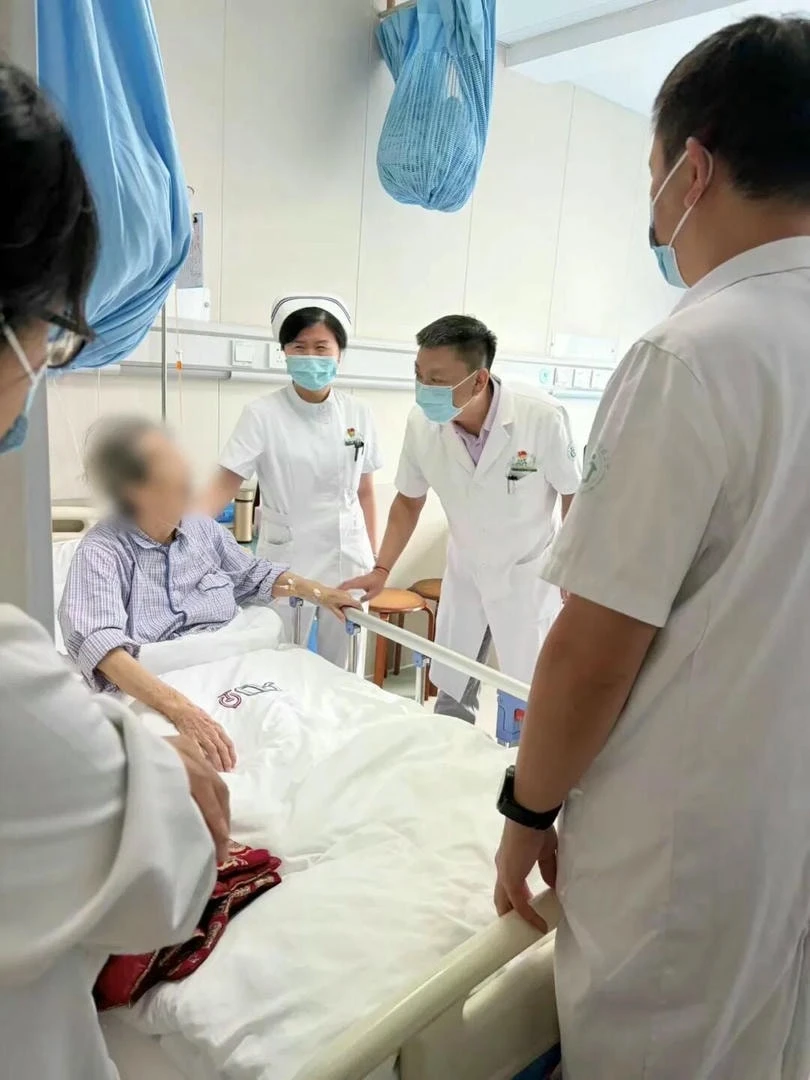 脚步丈量责任 温情守护健康